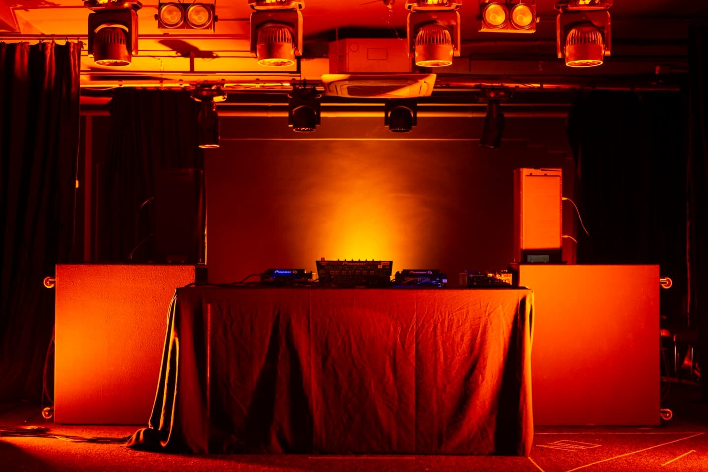Cabina DJ con luces profesionales