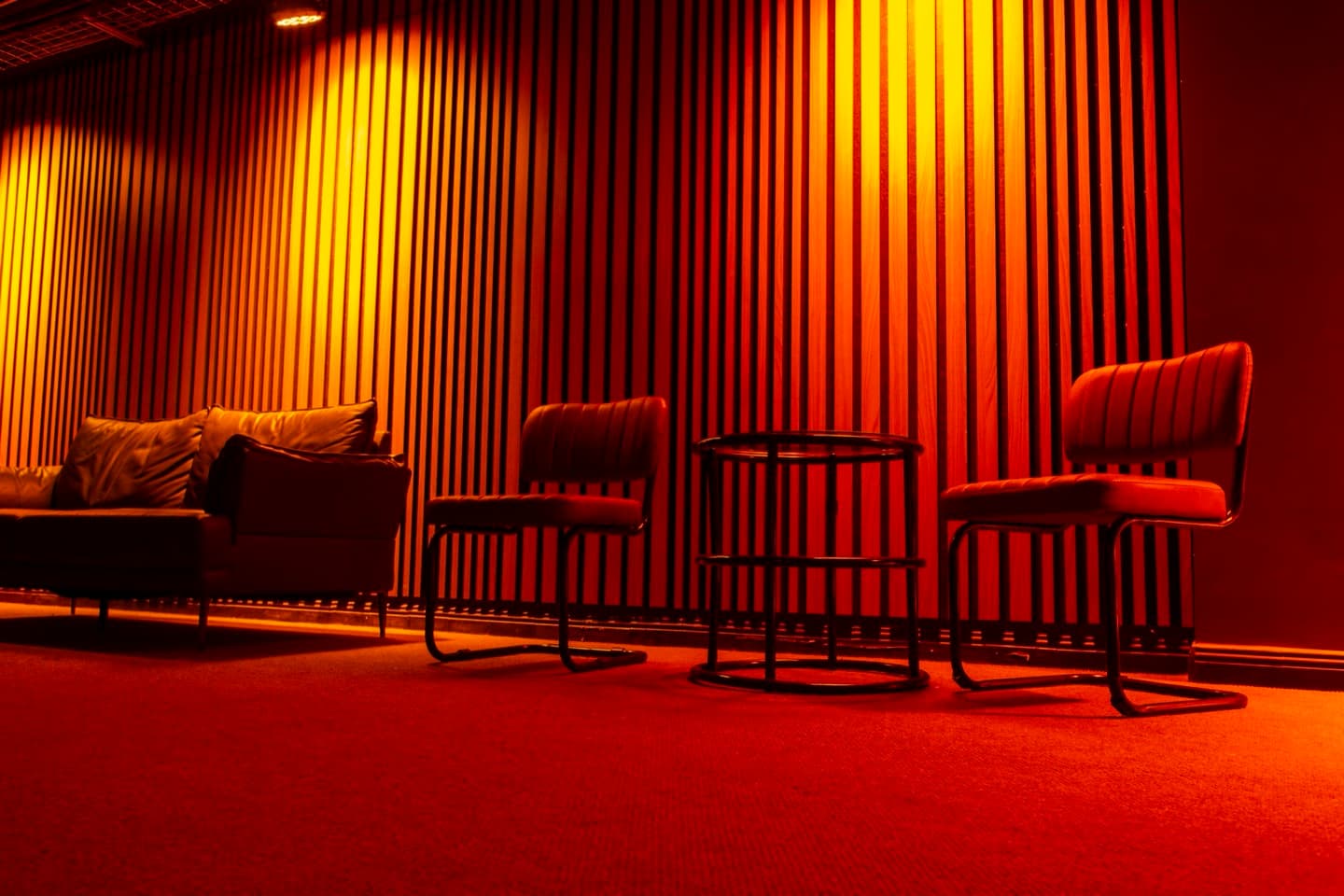 Zona lounge con paneles de madera